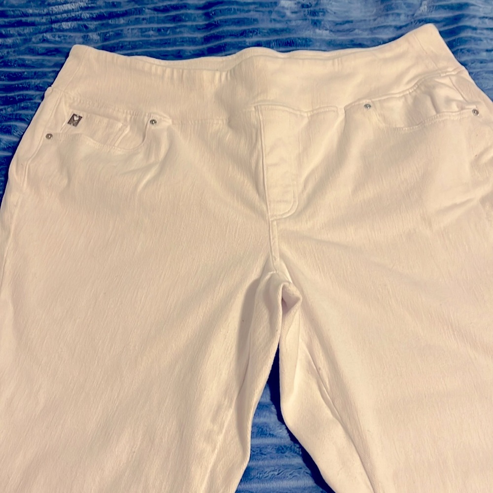 Belle by Kim Gravel white capris 20W